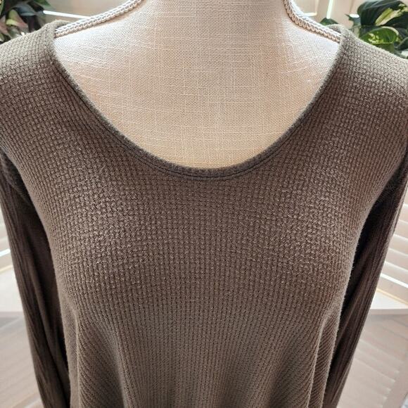 WE THE FREE MALIBU GREEN HIGH LOW LONG SLEEVE THERMAL SIZE XS (OVERSIZED) - Picture 3 of 8